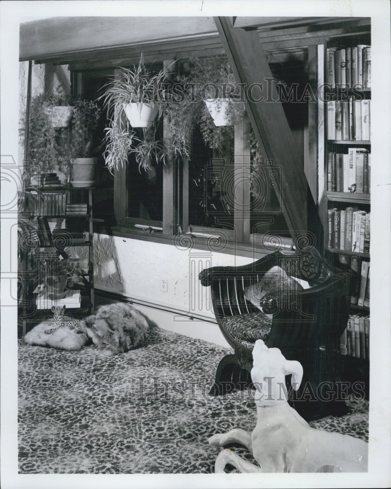 1974 Neglected Hallway turned into Cozy Library - Historic Images