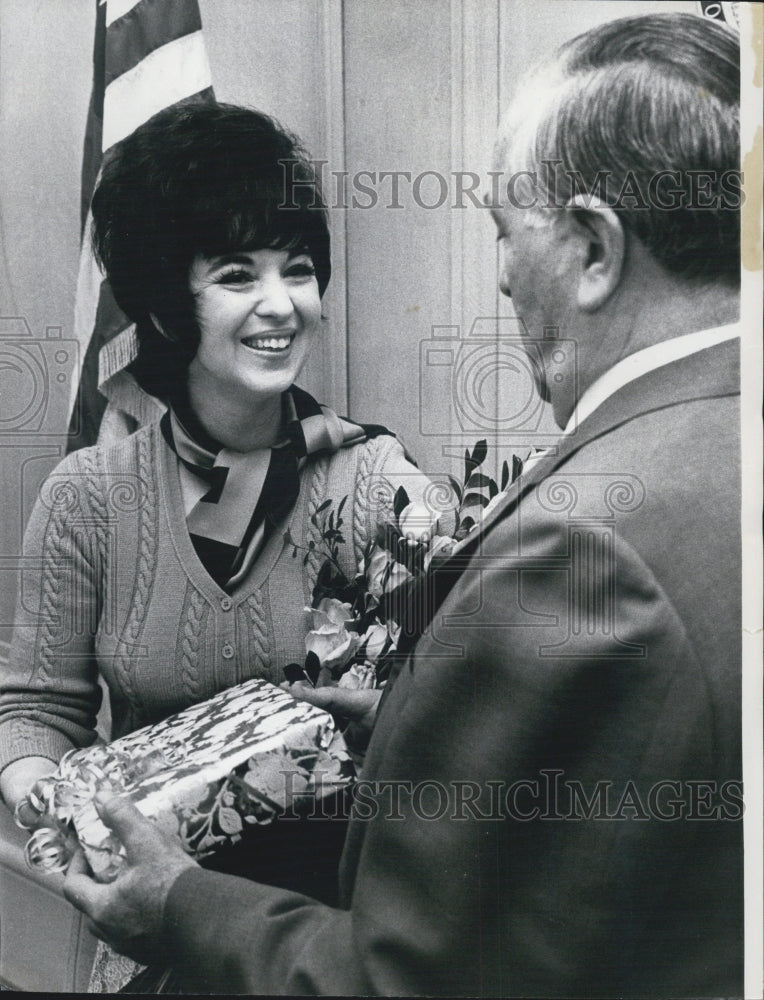 1971 Press Photo Mayor Represents Sweetest Day - Historic Images