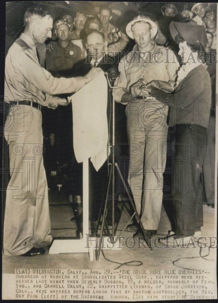 1943 Press Photo Workers Consolidated Steel Corporation - RSG53045 - Historic Images