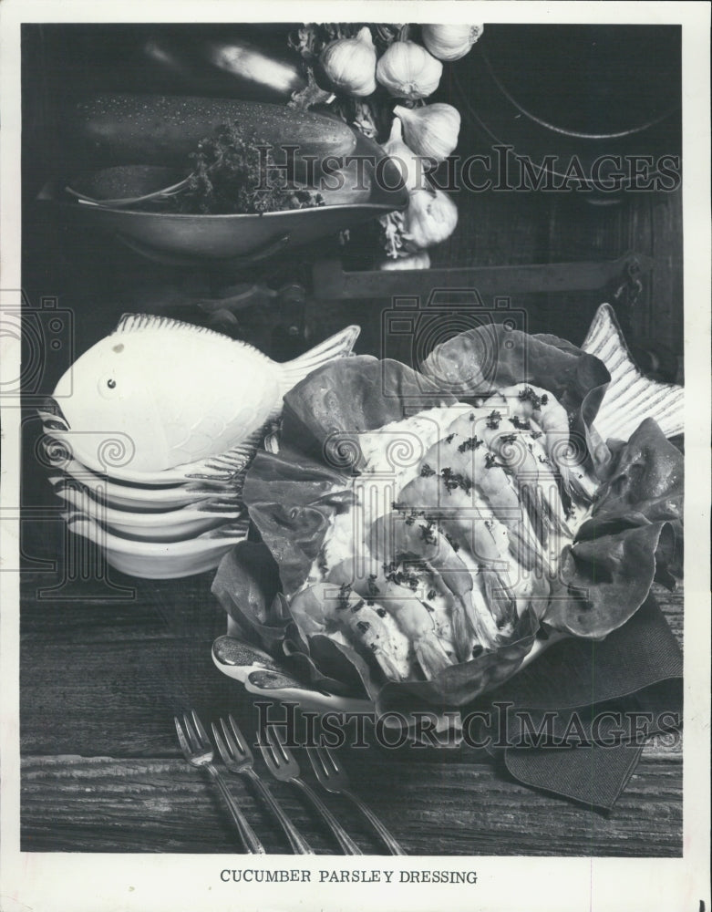 1982 Press Photo Seafood cucumber parsley dressing raw shrimp - Historic Images