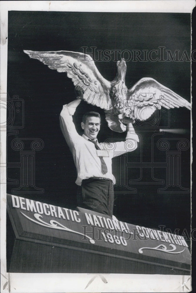 1960 Press Photo Bill Greenwald Removed Democratic Convention Decorations - Historic Images