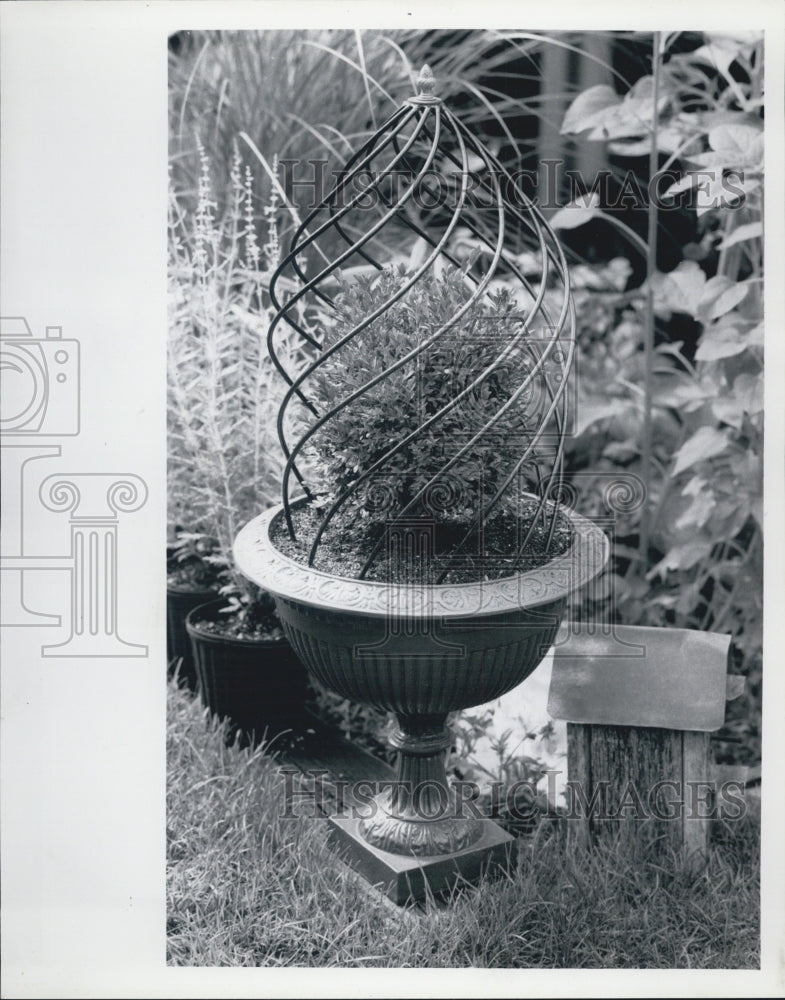 1992 Press Photo Classic Garden Ornament. - Historic Images