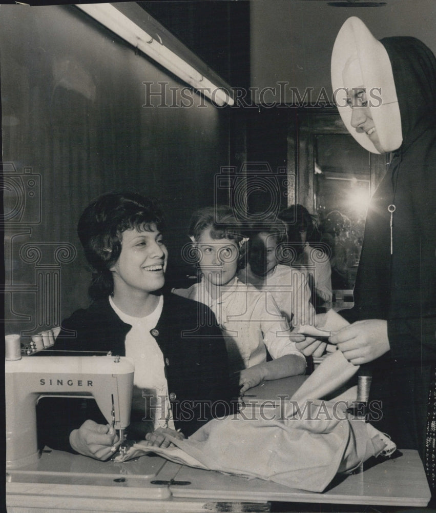 1963 Press Photo Teens of Maryville Sew for Others - RSG53279 - Historic Images