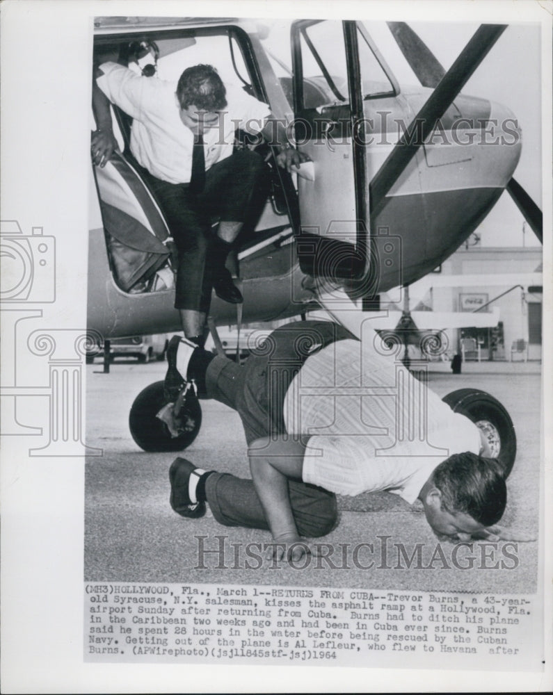 1964 Press Photo Trevor Burns/Salesman Returns From Cuba/Al Lefleur/Pilot - Historic Images