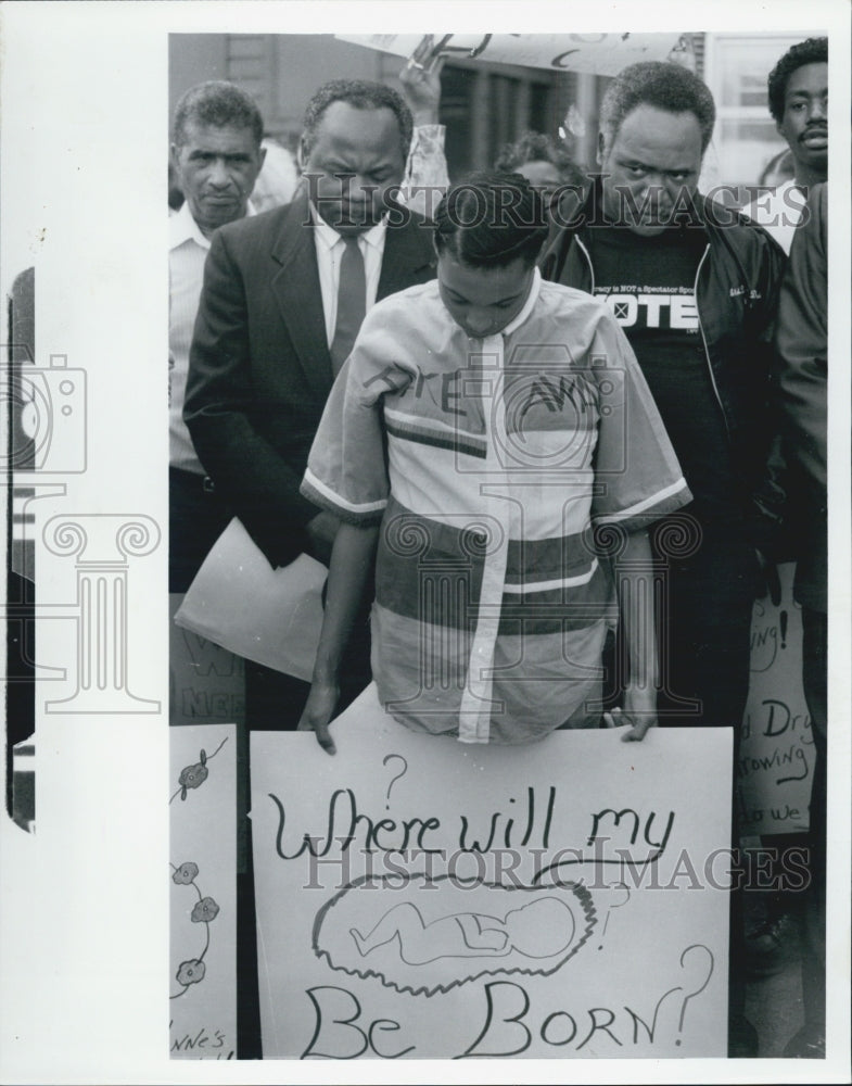 1988 Press Photo Protesters of Hospital Closing - Historic Images