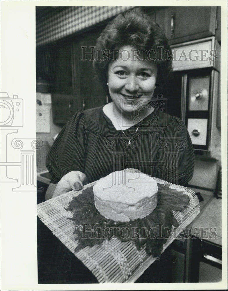 1983 Press Photo JoAnn Stepanov-Simich/Aged Feta Cheese - Historic Images