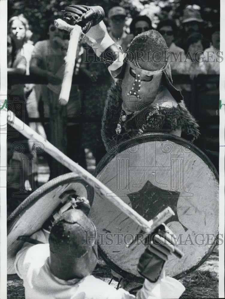 1976 Press Photo Halfdan Greenleaf/Rory O&#39;Tomrair/Broadsword Play/Chicago - Historic Images