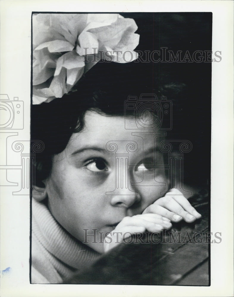 1983 Press Photo Youngster watches dancing at Samuel - Historic Images