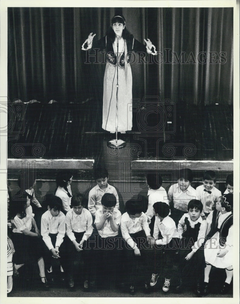 1983 Press Photo Elizabeth Matheos Reads Poem Samuel - Historic Images