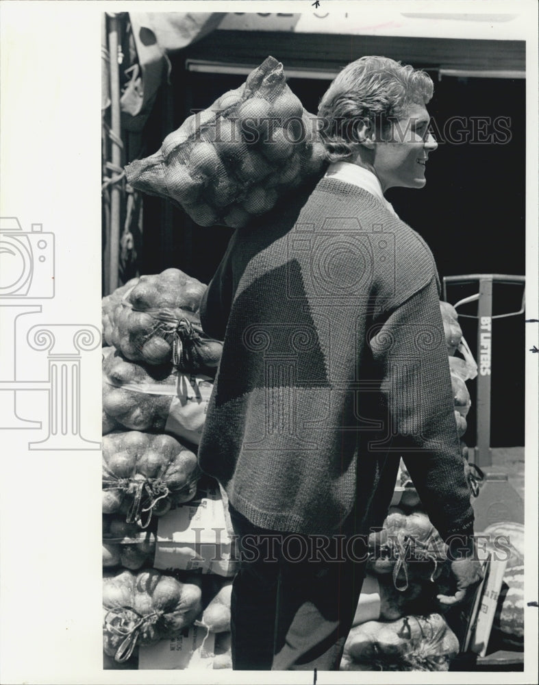 1985 Press Photo Mens fall fashion Prima hand knight cardigan - Historic Images