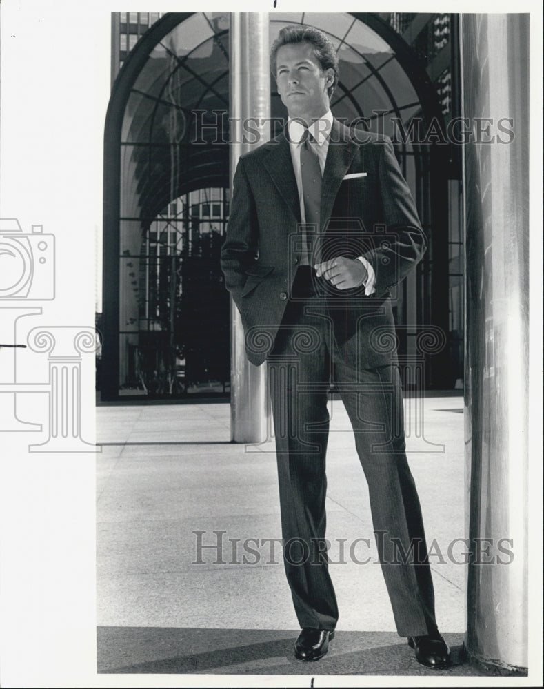 1985 Press Photo Man Modeling Daks Pinstripe Wool Suit Chicago - Historic Images