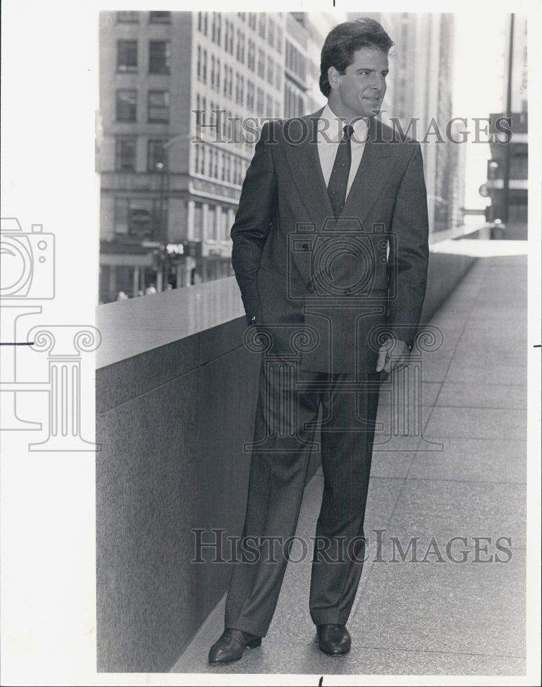 1985 Press Photo Man Modeling Kilgour French Stanbury Gray Chevron Wool Suit - Historic Images