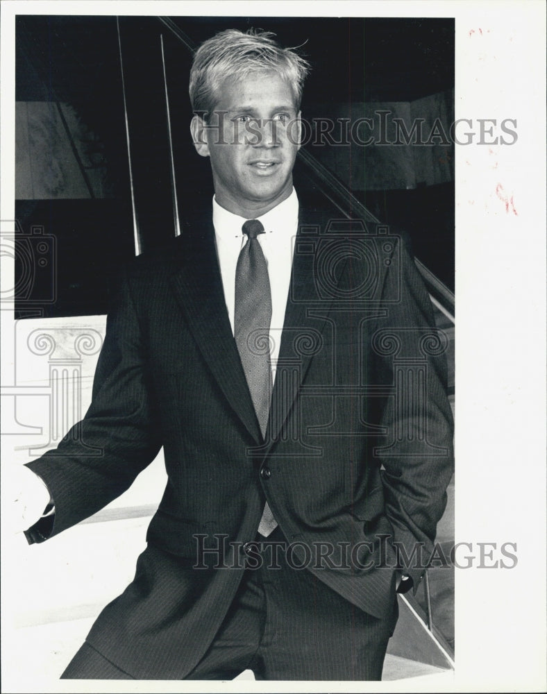 1985 Press Photo Jim Coutre in his Corporate Attire. - Historic Images