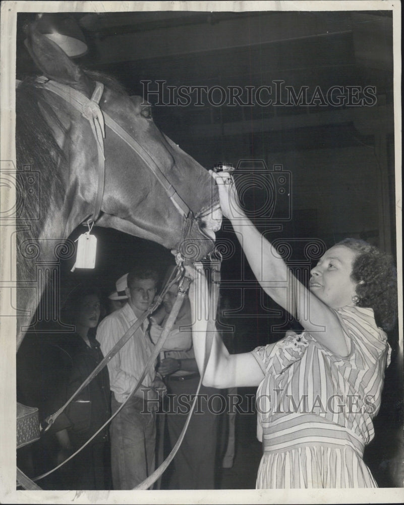 1947 Irene Rex Looks At A Horse That Will Be Auctioned - Historic Images