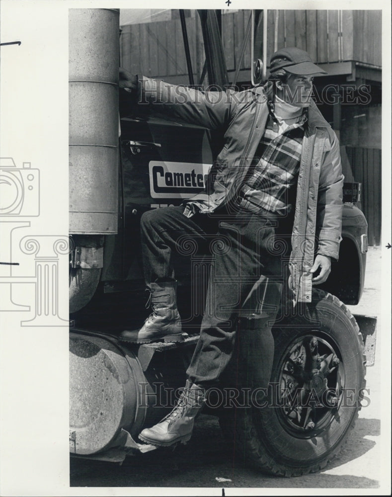 1985 Press Photo Man Modeling Ralph Lauren Coat Jeans Plaid Shirt - Historic Images