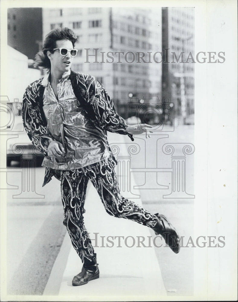 1985 Press Photo Man Modeling Voyou Tuxedo Jacket Jean Pants Sugar Magnolia - Historic Images