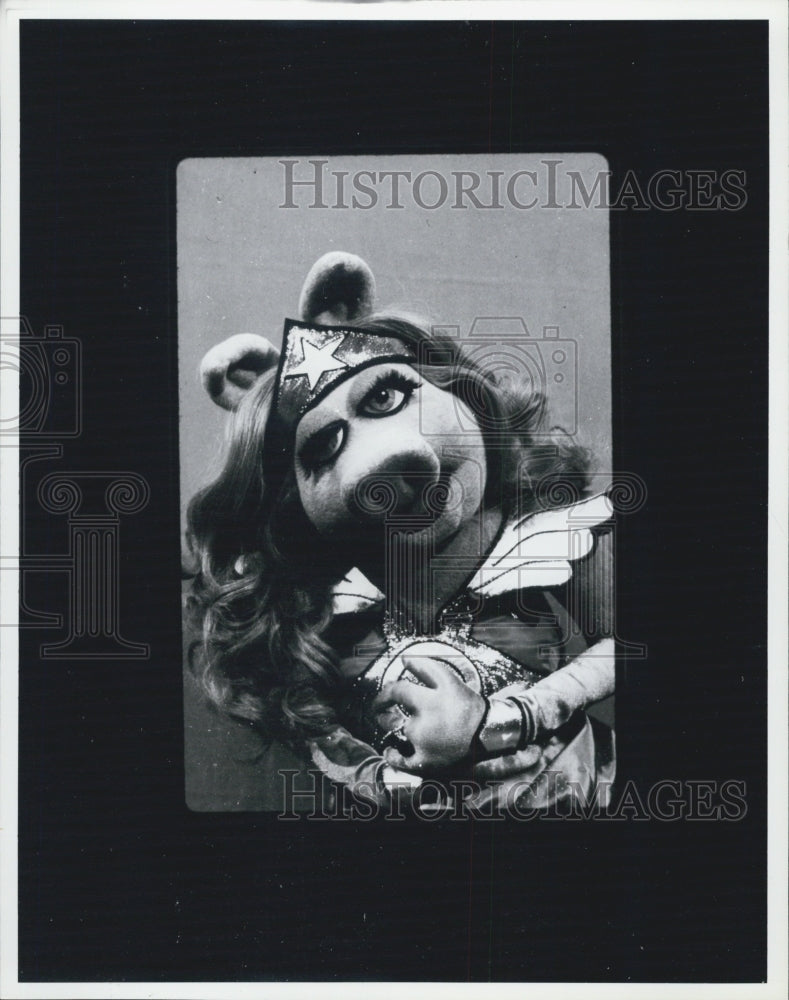 1981 Press Photo Muppets Puppet Miss Piggy Wearing Superhero Costume - Historic Images