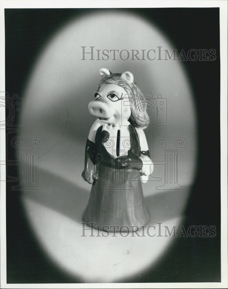 1980 Press Photo Muppets Puppet Miss Piggy Band Toy - Historic Images