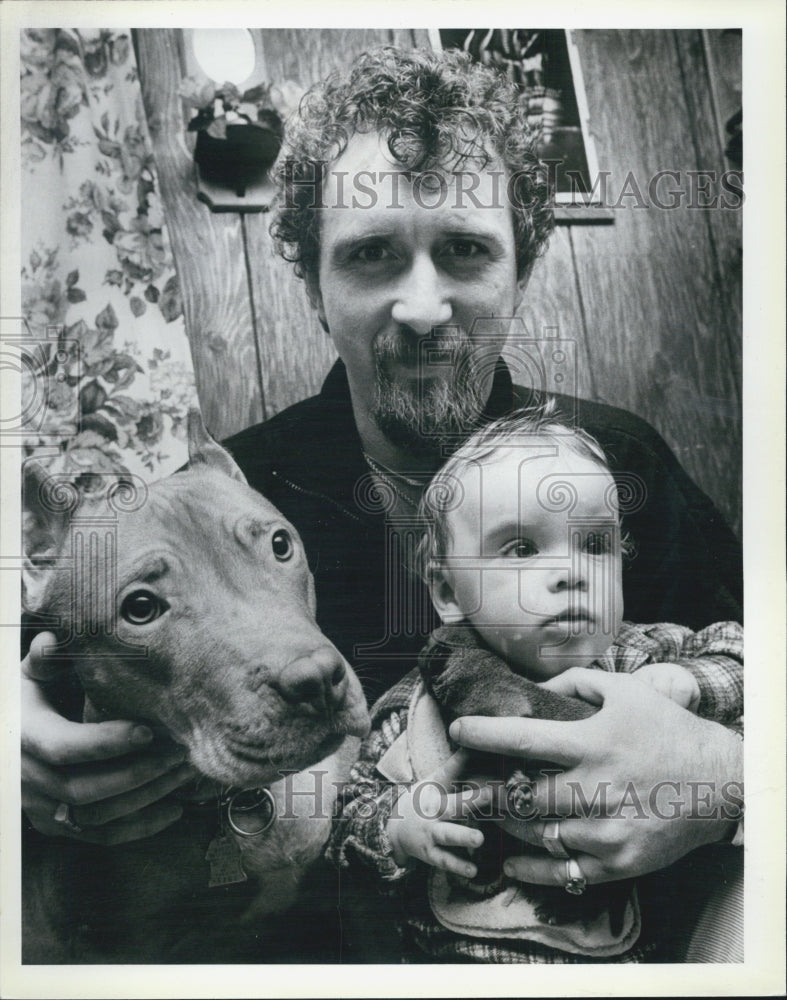 1987 Press Photo Dennis Braun With Son Pit Bull Pet Tasha Lynn Home - Historic Images