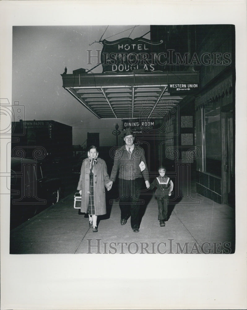 Press Photo Rudolph Frank, Owner Of Lincoln Douglas Hotel, And His Two Children - Historic Images