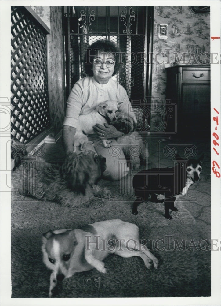 1983 Press Photo Kitty Langdon sits in her home with 5 if ger 12 dogs - Historic Images