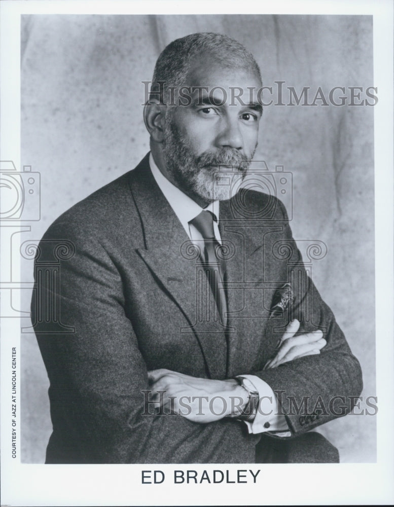 Press Photo Ed Bradley in a black and white version. - Historic Images