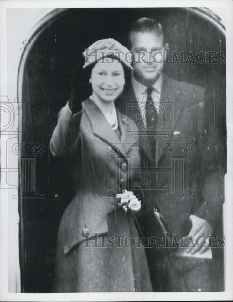 1957 Press Photo Queen Elizabeth II Prince Philip Board Airliner Ottawa Canada - Historic Images