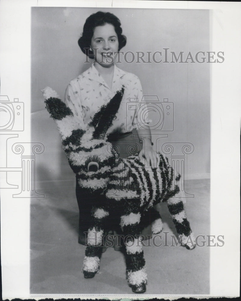 1961 Press Photo Karen Richardson with her Mexico Souvenir - Historic Images