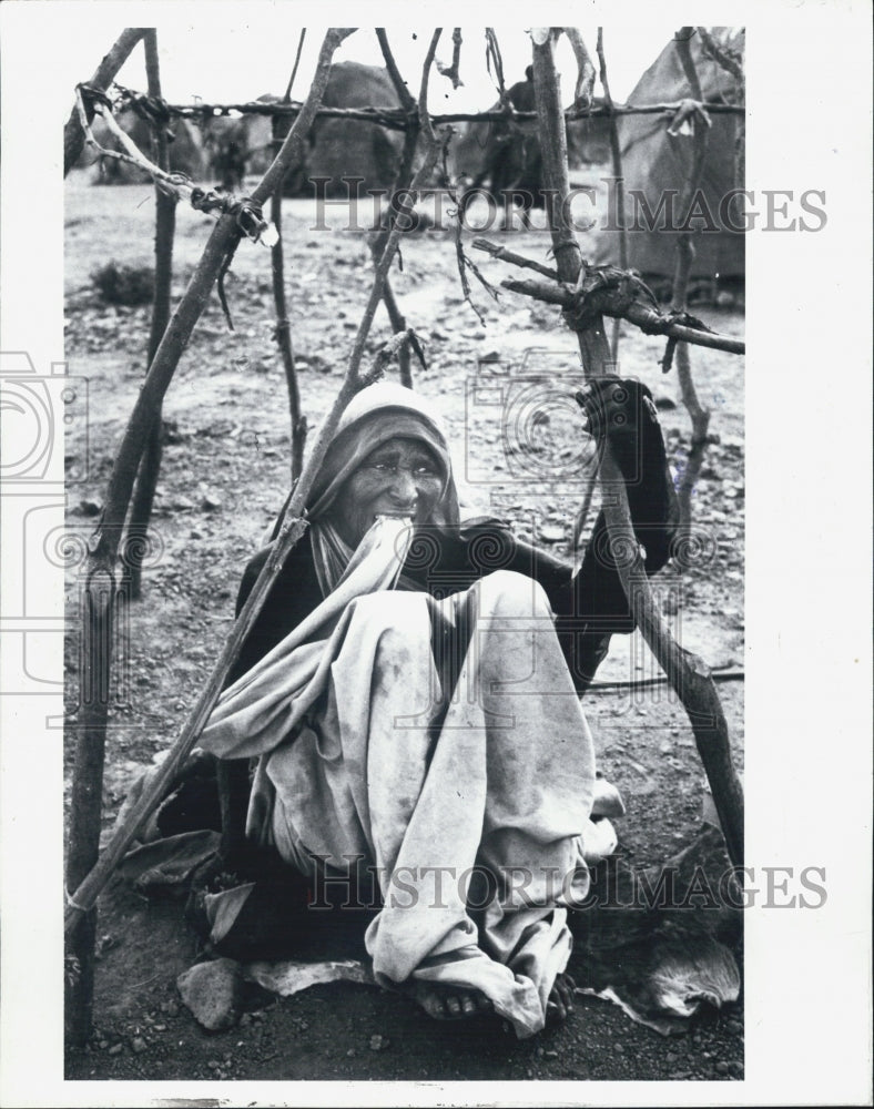 1981 Press Photo Pictured is a woman at the Lass Dure Refugee camp in Somalia. - Historic Images