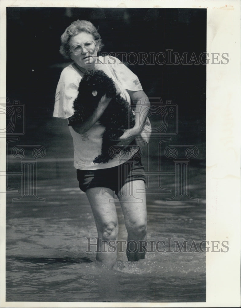 1987 Press Photo Woman Rescues Dog in Flood - Historic Images