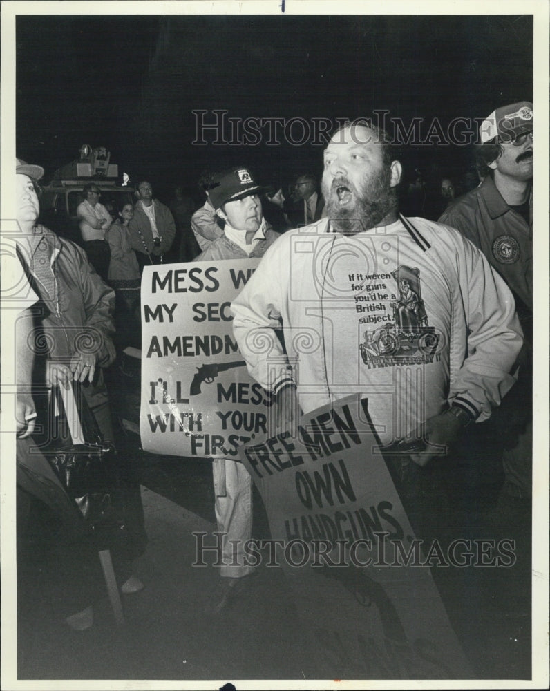 1981 Press Photo Protesters About Gun Control - Historic Images