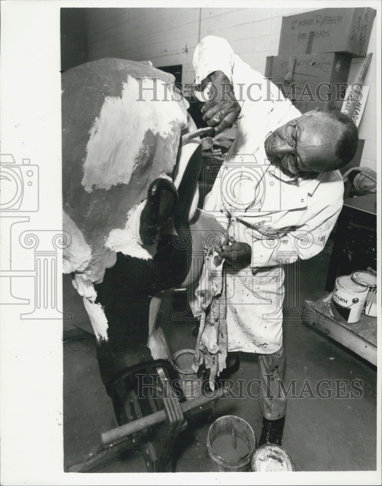 1991 Press Photo David Jones Paints Skunk Head for The Thanksgiving Parade - Historic Images