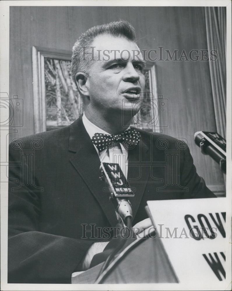 1960 Press Photo Gov G Mennen Williams At WWJ TV Speaking Into Mic - Historic Images