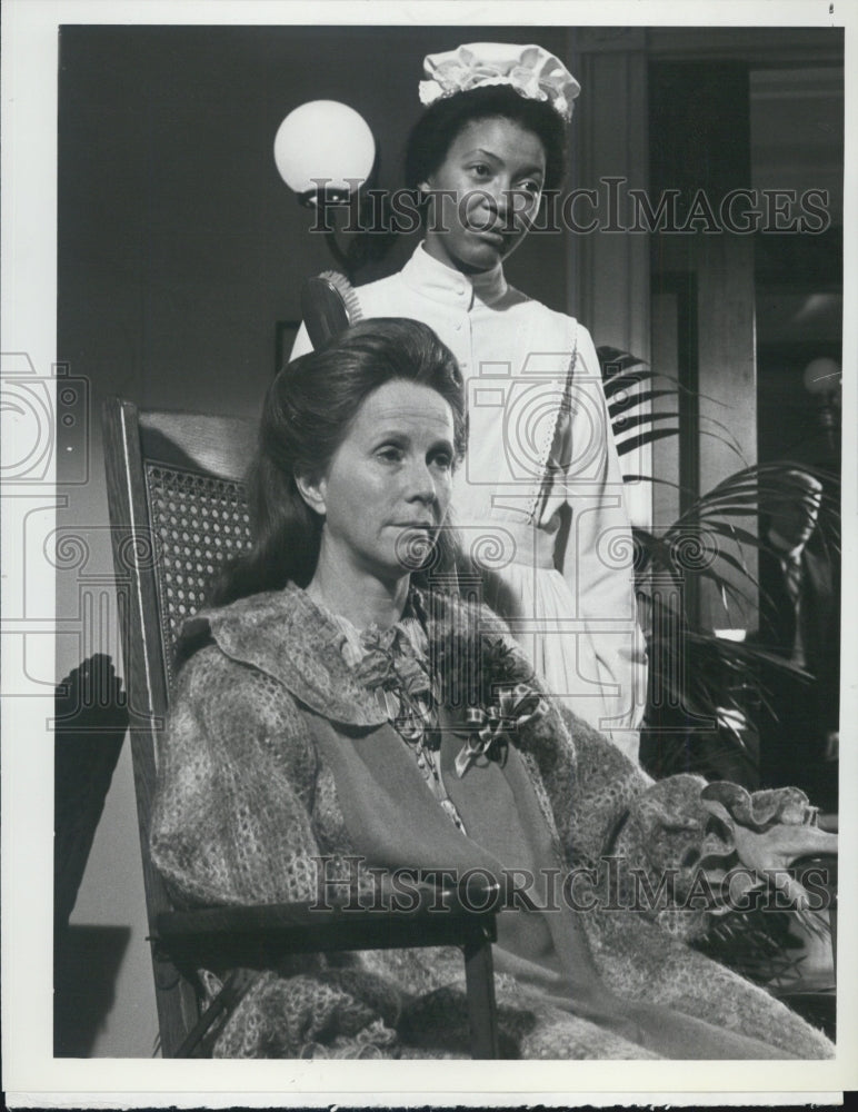 1980 Press Photo Julie Harris And Olivia Cole In Backstairs At The White House - Historic Images