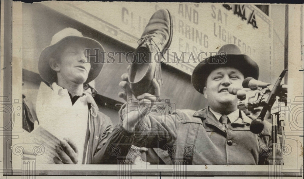 1974 David Kunst walks around world and auctions shoes afterwards - Historic Images