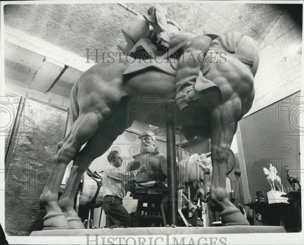 1940 Stone &quot;Stonewall&quot; Statue - Historic Images