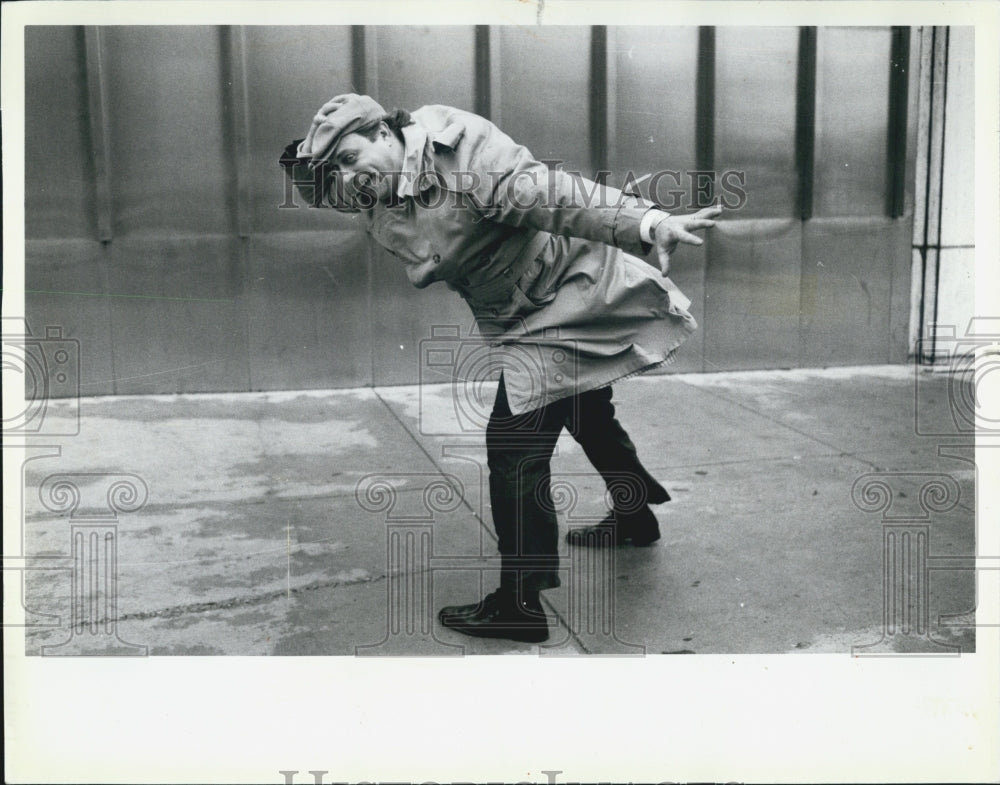 1988 Press Photo Dennis Wenk Chicago Windstorm - Historic Images