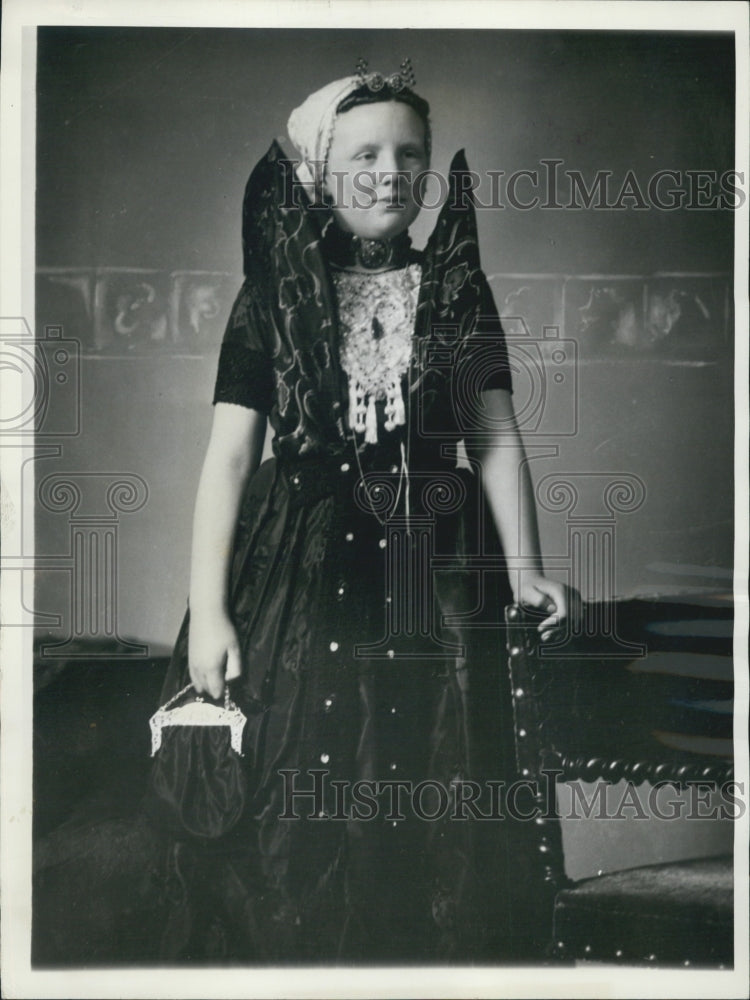 1937 Press Photo Princess Juliana Of Netherlands In Traditional Zeeland Costume - Historic Images
