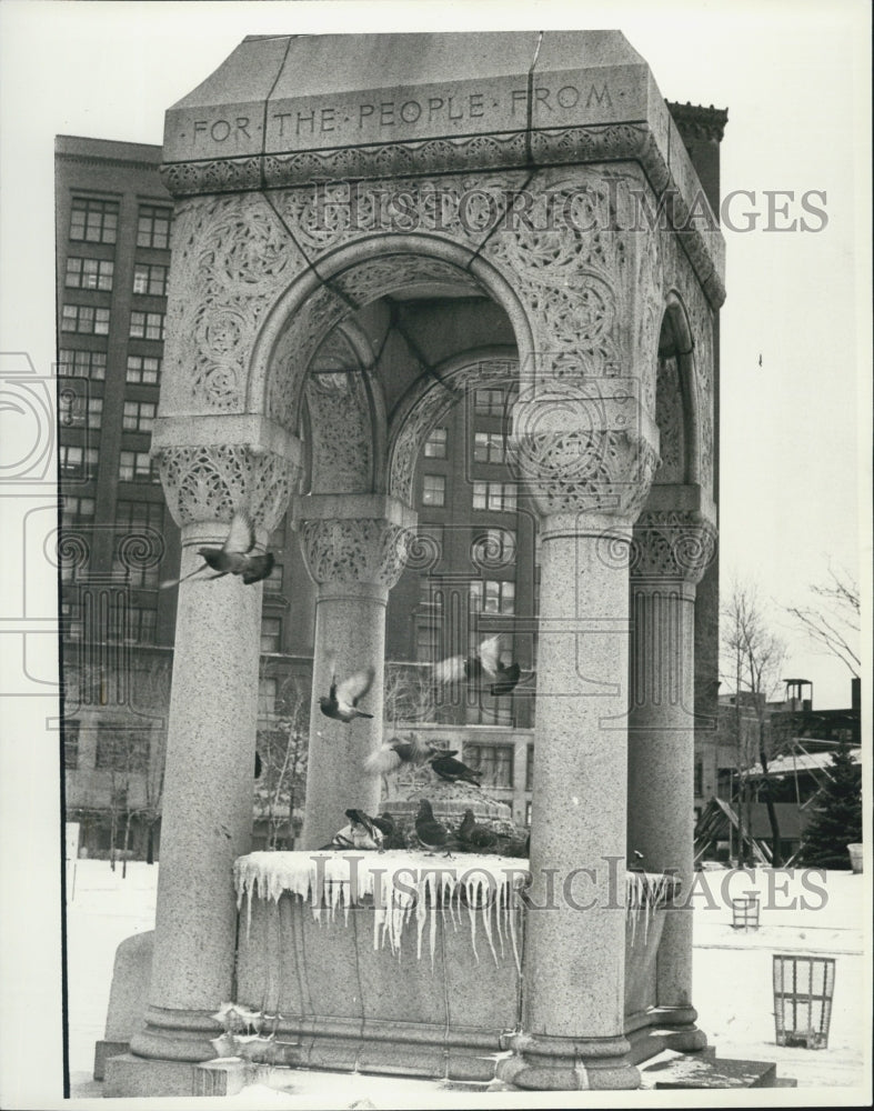 1982 Press Photo Kern Block fountain Fisher Building - Historic Images