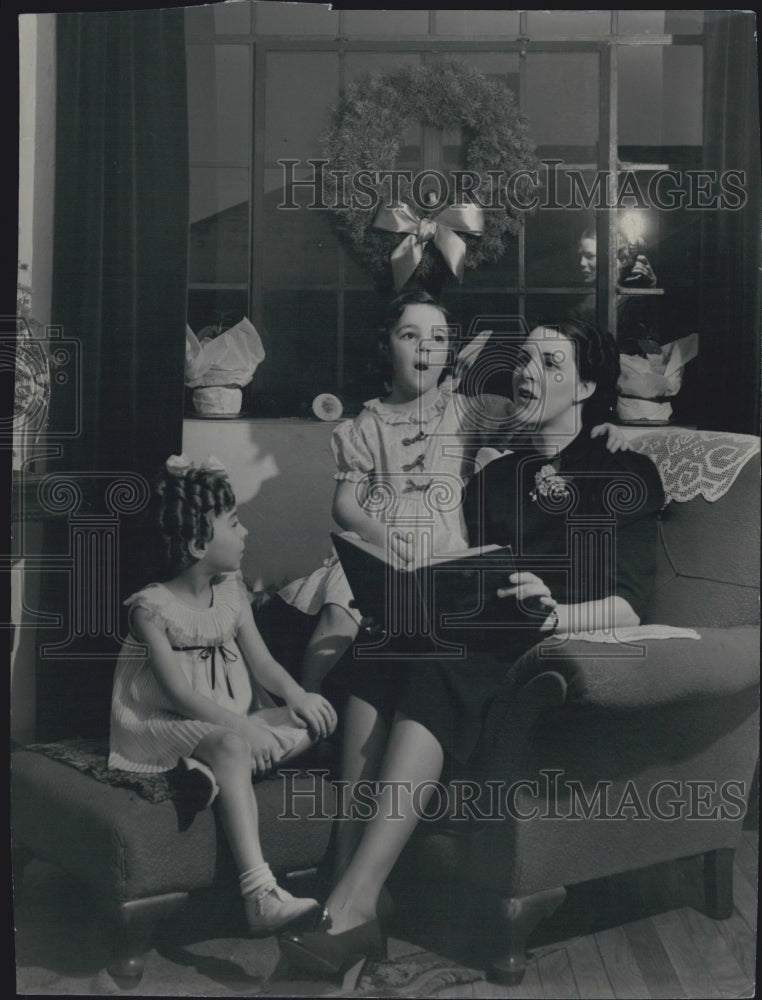 1937 Mrs Fred Mazzulla With Her Daughters Singing Christmas Carols - Historic Images