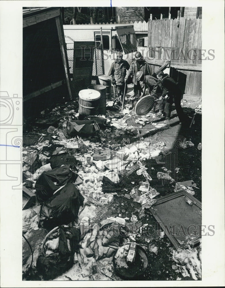 1979 Press Photo Garbage In Yard Of West Side OF Chicago IL Workers Clean - Historic Images