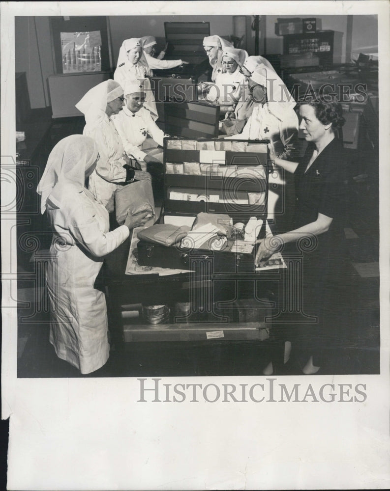 1954 of Red Cross disaster medical kits being assembled - Historic Images