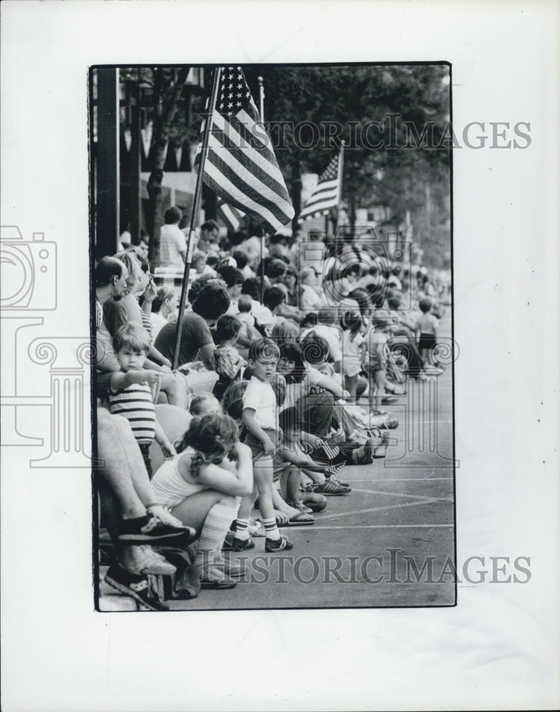 1983 Press Photo Crowd 4th July Parade Biddle Street Wyandotte Michigan - Historic Images