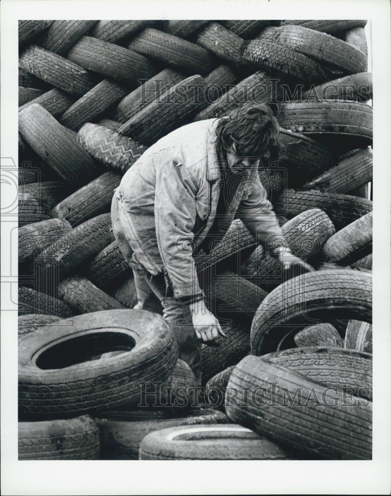 1983 Press Photo Frank Hanley Lacing tires for redistribution - Historic Images