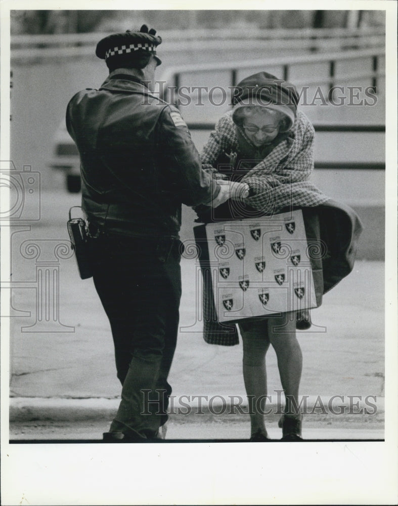 1982 Press Photo Pedestrian Aided Police Officer Windy Weather Chicago - Historic Images