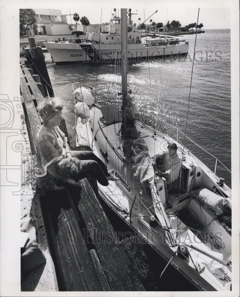 1976 Press Photo Delores and Gerald Milken and dog, rescued by Coast Guard. - Historic Images