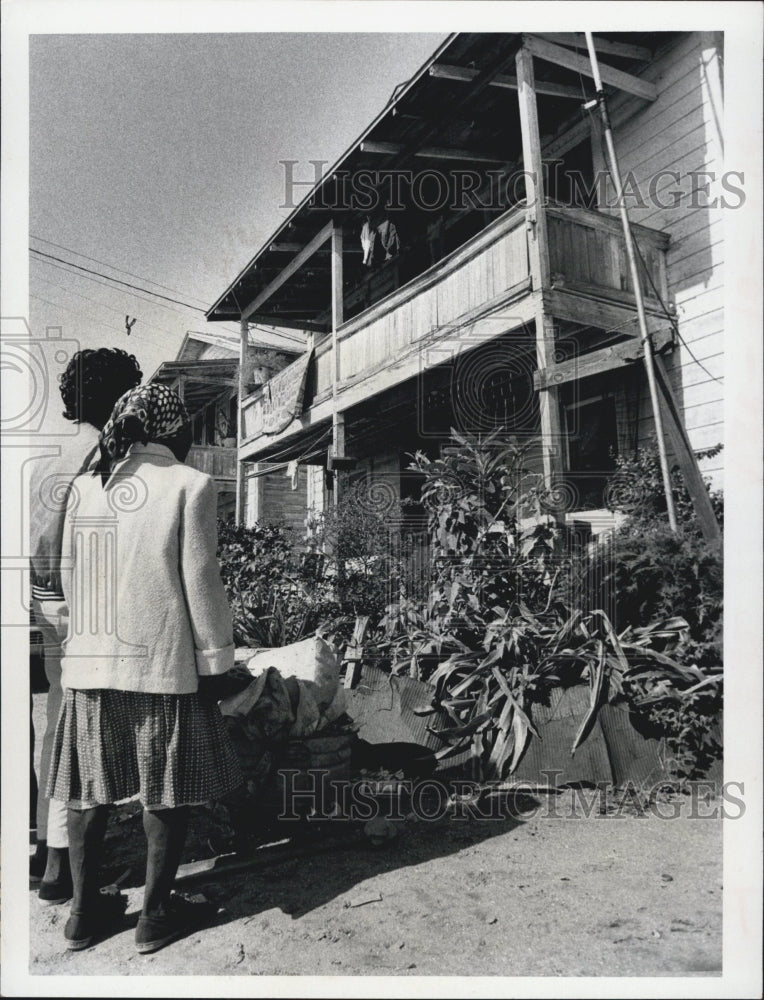 1971 Press Photo Yellow Quarter apartments condemed, residents have to move - Historic Images