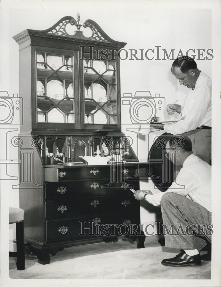 Press Photo Robert Eldred and Pete Howes Examine Antique Bookcase at Museum - Historic Images