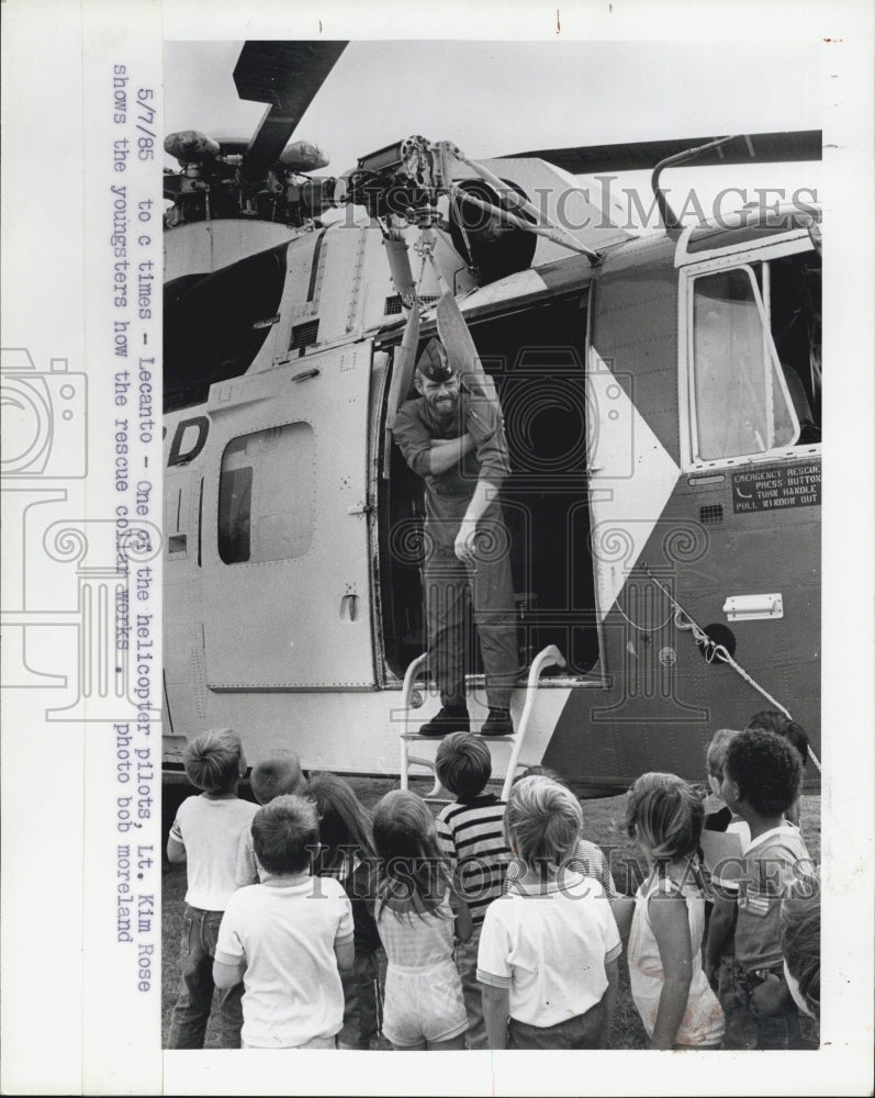 1985 Press Photo Helicopter Pilot Lt Kim Rose shows kids how rescue collar works - Historic Images