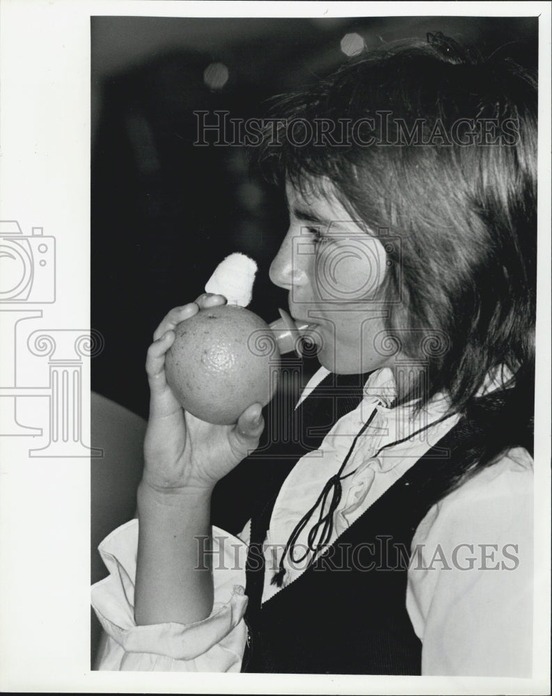 1980 Press Photo Audrey Fretag enjoy orange juice at Clearwater City Hall Annex - Historic Images